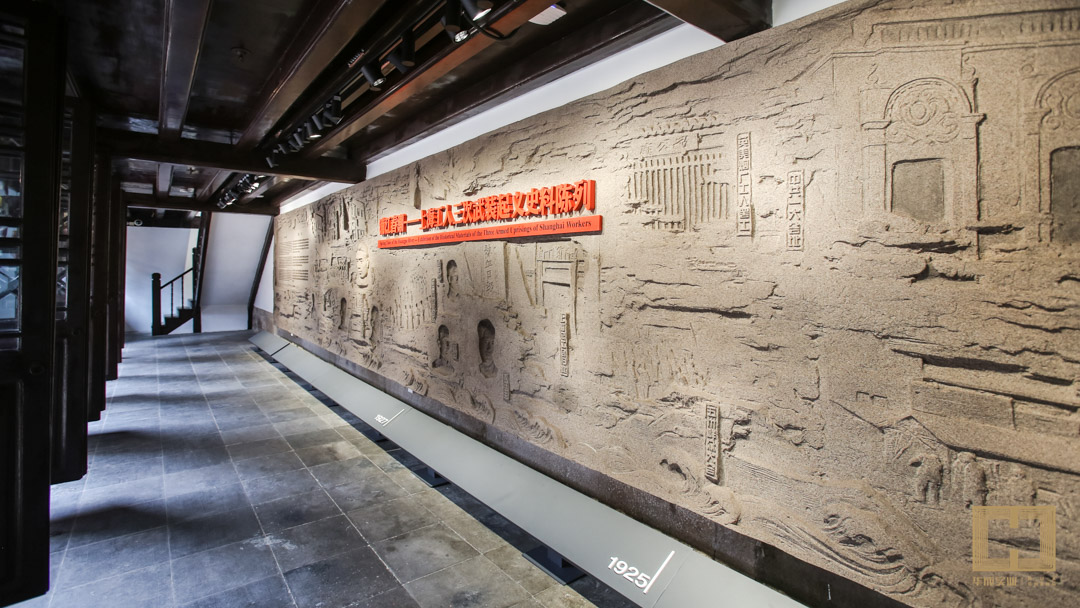 展馆序厅的大型主题雕塑"工人运动英雄史诗,贯穿整个东侧一楼展厅.